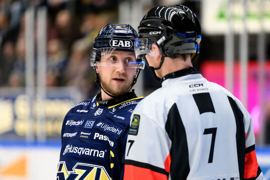 HV71s Olle Alsing i samtal med domaren