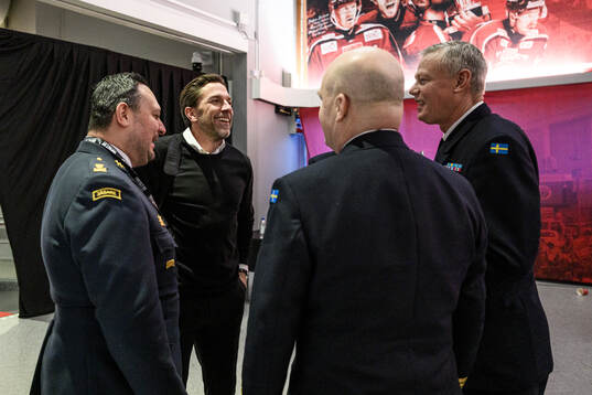 Joel Lundqvist pratar med deltagare från Försvarsmakten