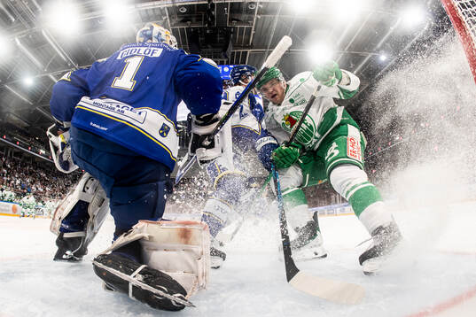Leksands målvakt Marcus Gidlöf och Rögles Karson Kuhlman