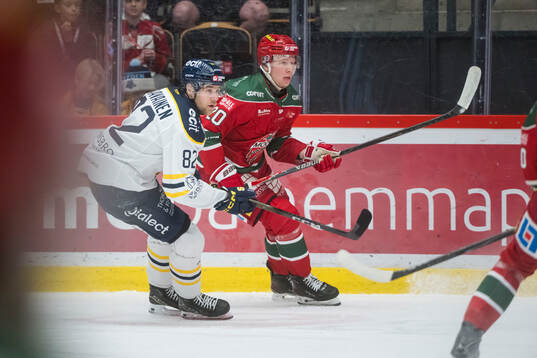 Södertäljes Roope Laavainen och Modos Milton Gästrin