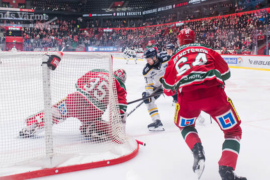 Modos målvakt Adam Werner och Södertäljes Henrik