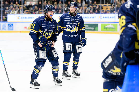HV71s Riley Woods lämnar isen