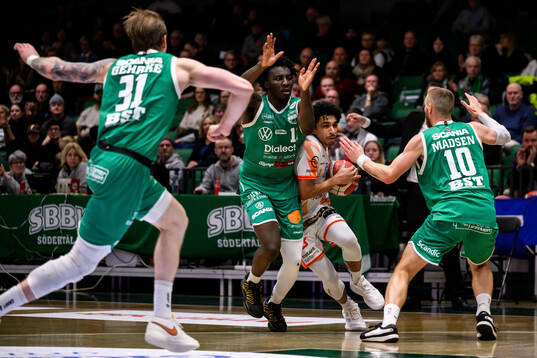Borås KJ Jenkins och Södertäljes Nathan Amoran och Mason