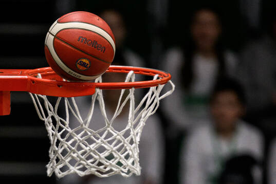En basketboll i en basketkorg