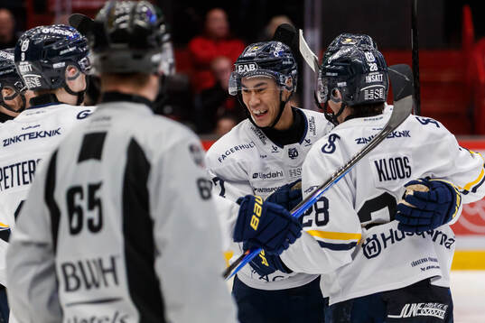 HV71s Jonathan Ang och Justin Glenn Kloos jublar