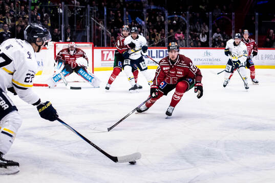 HV71s Jonathan Ang och Örebros Peetro Seppälä