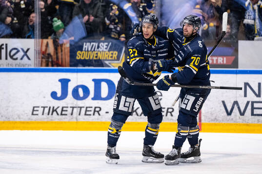 HV71s Jonathan Ang jublar med Lukas Rousek