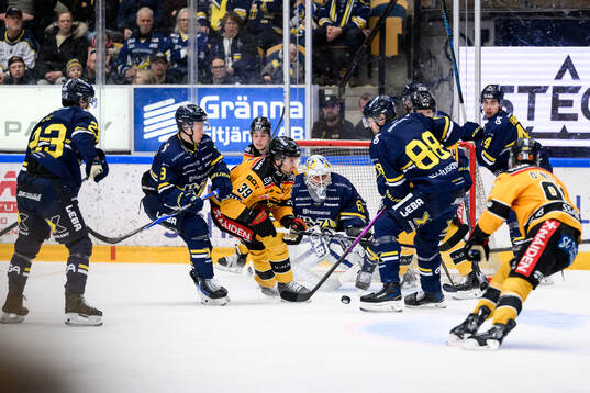 HV71s Hugo Pettersson, Hampus Karlsson och Luleås Pontus