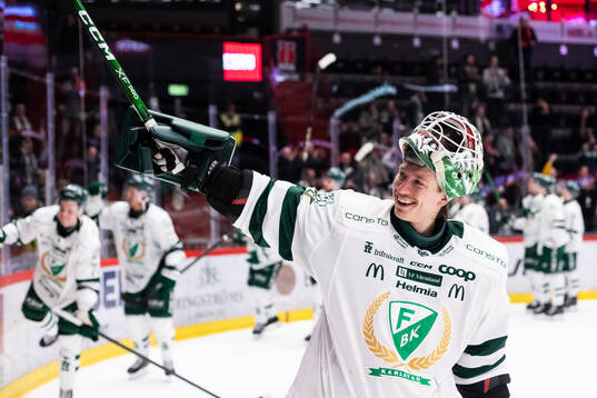 Färjestads målvakt Emil Larmi jublar