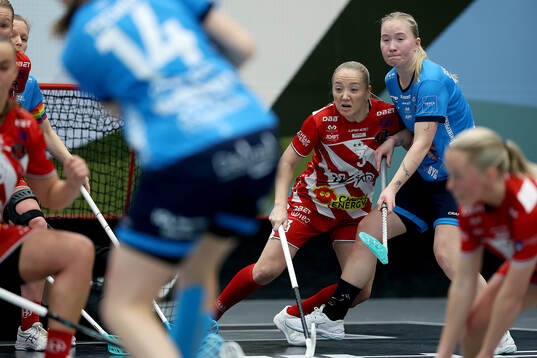 Pixbos lagkapten Moa Andersson och Kalmarsunds Nathalie