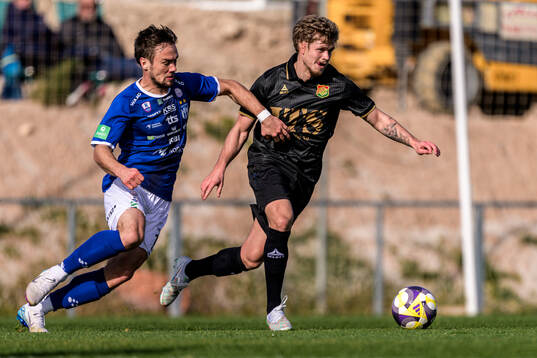 Hallur Hansson of Klaksvik and Kevin Holmén of GAIS