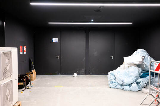 Building materials in the corridors of the Milano