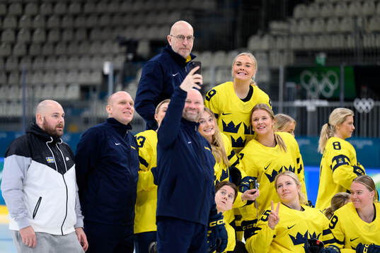 Staff and players of Sweden take selfies