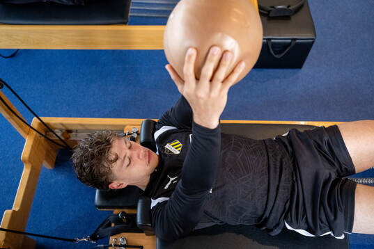 Gustav Lindgren tränar pilates