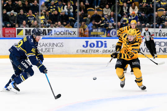 HV71s Oskar Stål-Lyrenäs och Skellefteås Oskar Vuollet