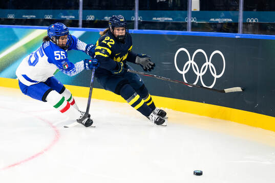 Jacquie Pierri of Italy and Hanna Thuvik of Sweden in the
