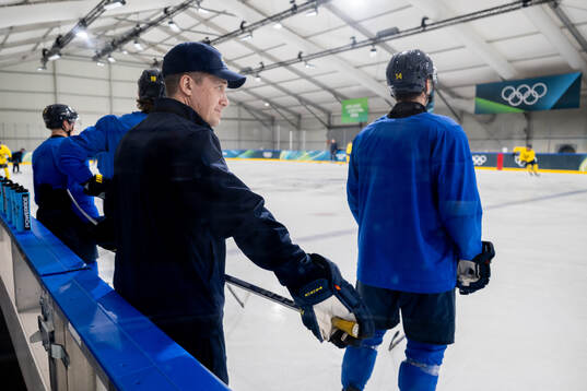Head coach Sam Hallam of Sweden at an ice hockey practice