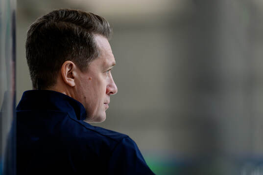 Head coach Sam Hallam of Sweden at an ice hockey practice