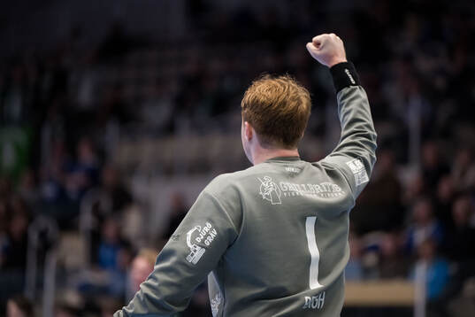 Hammarbys målvakt Linus Bergh jublar
