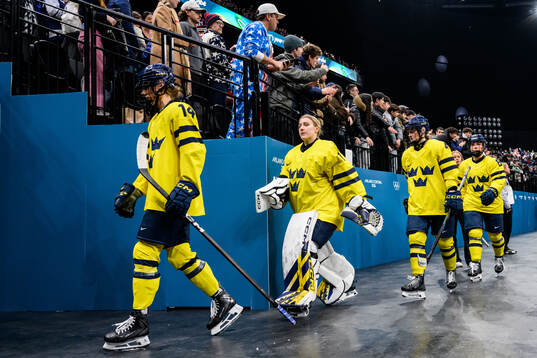 Ida Karlsson, goaltender Ebba Svensson Träff and Linnea