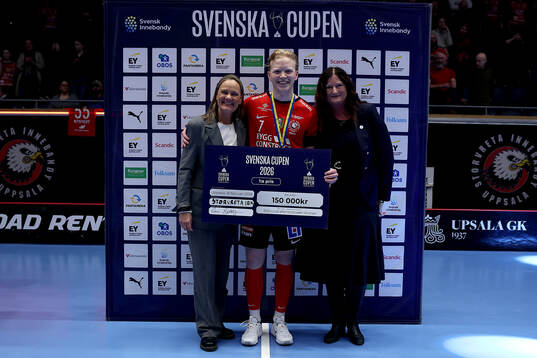 Storvretas lagkapten Otto Weidman med prischecken