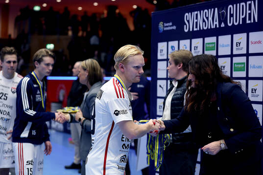 Växjös Oscar Johansson tar emot silvermedalj