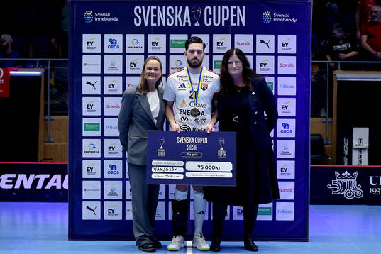 Växjös lagkapten Victor Hansson med silverchecken