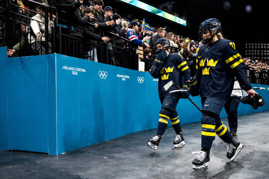 Ida Karlsson and Josefin Bouveng of Sweden look dejecetd