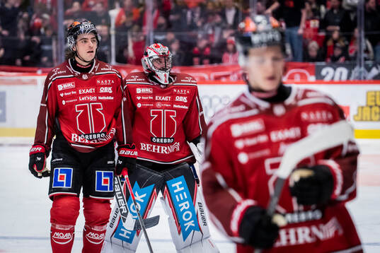 Örebros Luke Martin och målvakt Jhonas Enroth deppar