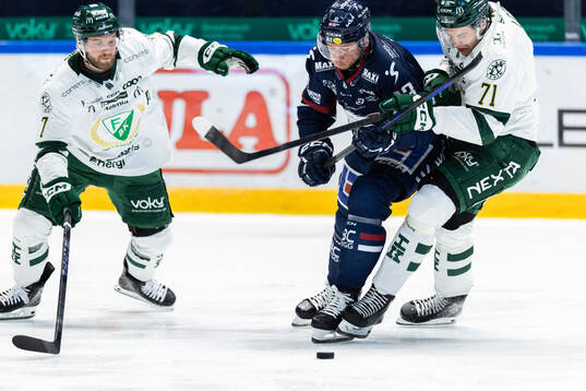 Färjestads Axel Bergkvist och Viktor Lodin mot Linköpings