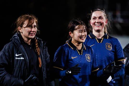 AIKs Olivia Garcia, Haruna Tabata och Jennie Nordin jublar