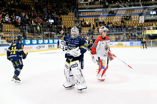 HV71s målvakt Lassi Lehtinen och Frölundas målvakt