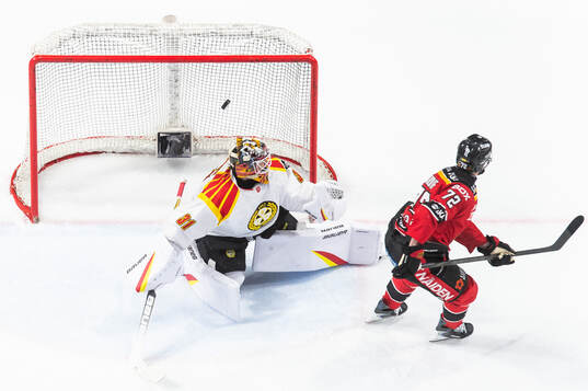 Luleås Ben Tardif gör 4-3 bakom Brynäs målvakt Erik