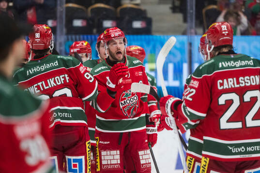 Modos David Rundblad jublar med lagkamraterna
