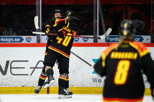 Brynäs Noora Tulus och Viivi Vainikka jublar