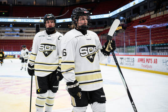 SDEs Mathea Fischer och Gabriela Jones deppar