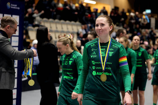 Thorengruppens lagkapten Emelie Wibron med guldmedaljen
