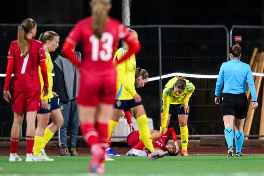 Danmarks Jenny Ngounou har ont