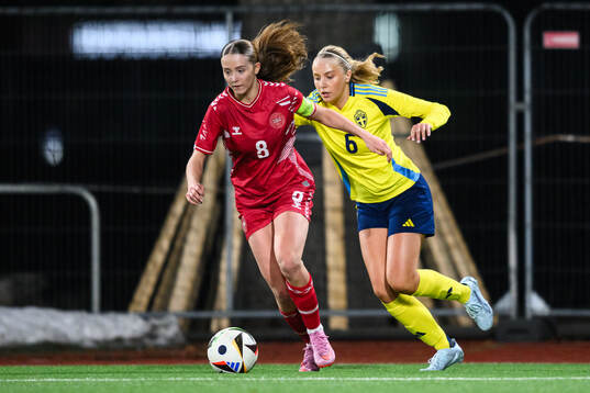 Danmarks Kamma Bundgaard Fredsted och Sveriges Thea Eriksson