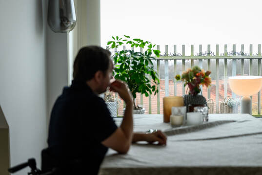 Pontus Linde vid matbordet framför ett fönster ut till