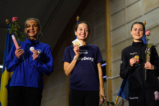 Carmen Cernjul, Yolanda Ngarambe och Ida Kraft jublar på