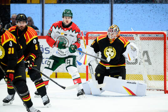 Frölundas Filip Cederqvist och Brynäs målvakt Erik