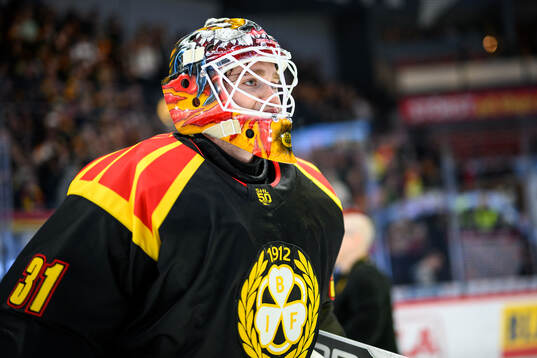 Brynäs målvakt Erik Källgren jublar