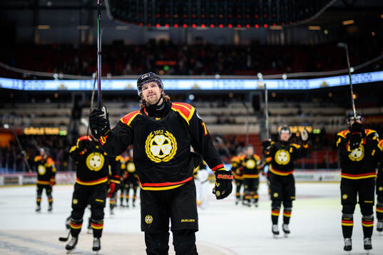 Brynäs Axel Jonsson-Fjällby jublar med lagkamrater