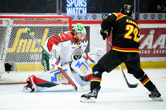 Frölundas målvakt Lars Johansson och Brynäs Johannes