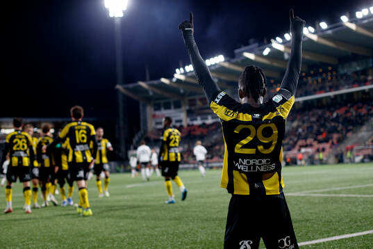Hammarbys Moise Elohim Victoire Kabore jublar vid 1-3