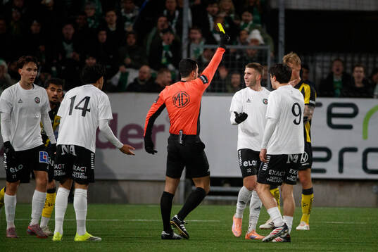 Örebros Giuseppe Bovalina får gult kort