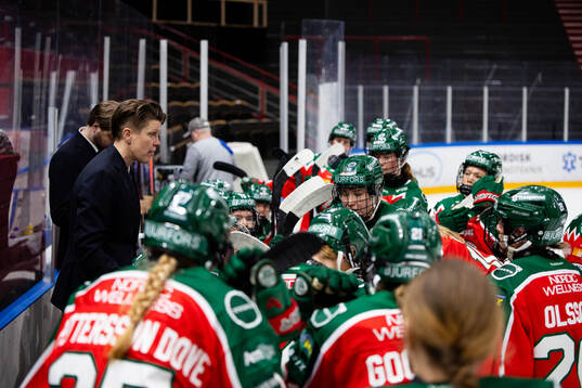 Frölundas tränare Erika Holst tar en time out