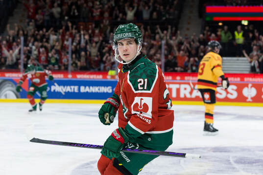 Jere Innala of Frölunda celebrates