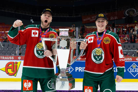 Christian Folin and Ivar Stenberg of Frölunda celebrate
